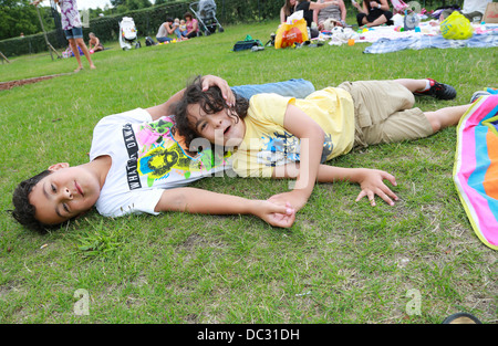 Zwei Brüder kämpfen im Park zu spielen. Stockfoto