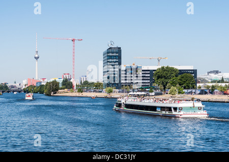 Stadtbild Berlin Deutschland – Blick über die Spree mit Berliner Mauer East Side Gallery, Fernsehturm, Ausflugsschiff Stockfoto