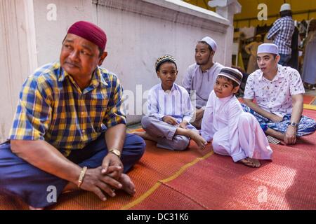 Bangkok, Thailand. 8. August 2013. Männer und jungen warten außerhalb Haroon Moschee für Eid-Services zu starten. Eid al-Fitr ist '' Festival brechen des Fastens,'' es nennt auch die geringeren Eid. Es ist ein wichtiger religiöser Feiertag von Moslems weltweit gefeiert, der markiert das Ende des Ramadan, der islamische heilige Monat des Fastens. Die religiösen Eid ist ein Tag und Muslime sind nicht gestattet, an diesem Tag zu fasten. Bildnachweis: ZUMA Press, Inc./Alamy Live-Nachrichten Stockfoto