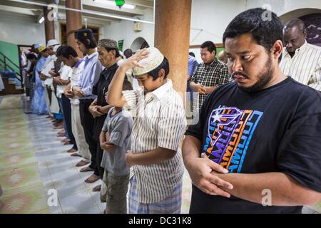 Bangkok, Thailand. 8. August 2013. Männer beten während der Eid al-Fitr Gottesdienste in Haroon Moschee in Bangkok. Eid al-Fitr ist '' Festival brechen des Fastens,'' es nennt auch die geringeren Eid. Es ist ein wichtiger religiöser Feiertag von Moslems weltweit gefeiert, der markiert das Ende des Ramadan, der islamische heilige Monat des Fastens. Die religiösen Eid ist ein Tag und Muslime sind nicht gestattet, an diesem Tag zu fasten. Bildnachweis: ZUMA Press, Inc./Alamy Live-Nachrichten Stockfoto