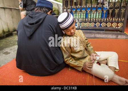 Bangkok, Thailand. 8. August 2013. Ein Junge ruht auf seinen Vater vor dem Eid al-Fitr Dienste in Haroon Moschee in Bangkok. Eid al-Fitr ist '' Festival brechen des Fastens,'' es nennt auch die geringeren Eid. Es ist ein wichtiger religiöser Feiertag von Moslems weltweit gefeiert, der markiert das Ende des Ramadan, der islamische heilige Monat des Fastens. Die religiösen Eid ist ein Tag und Muslime sind nicht gestattet, an diesem Tag zu fasten. Bildnachweis: ZUMA Press, Inc./Alamy Live-Nachrichten Stockfoto