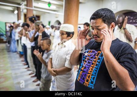 Bangkok, Thailand. 8. August 2013. Männer beten während der Eid al-Fitr Gottesdienste in Haroon Moschee in Bangkok. Eid al-Fitr ist '' Festival brechen des Fastens,'' es nennt auch die geringeren Eid. Es ist ein wichtiger religiöser Feiertag von Moslems weltweit gefeiert, der markiert das Ende des Ramadan, der islamische heilige Monat des Fastens. Die religiösen Eid ist ein Tag und Muslime sind nicht gestattet, an diesem Tag zu fasten. Bildnachweis: ZUMA Press, Inc./Alamy Live-Nachrichten Stockfoto