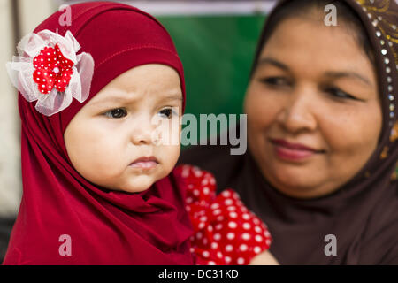 Bangkok, Thailand. 8. August 2013. Eine Frau und ihre Tochter am Eid al-Fitr Gedenktage in Haroon Moschee in Bangkok. Eid al-Fitr ist '' Festival brechen des Fastens,'' es nennt auch die geringeren Eid. Es ist ein wichtiger religiöser Feiertag von Moslems weltweit gefeiert, der markiert das Ende des Ramadan, der islamische heilige Monat des Fastens. Die religiösen Eid ist ein Tag und Muslime sind nicht gestattet, an diesem Tag zu fasten. Bildnachweis: ZUMA Press, Inc./Alamy Live-Nachrichten Stockfoto