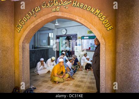 Bangkok, Thailand. 8. August 2013. Männer beten den Eintrag von Haroon Moschee während der Eid al-Fitr in Bangkok. Eid al-Fitr ist '' Festival brechen des Fastens,'' es nennt auch die geringeren Eid. Es ist ein wichtiger religiöser Feiertag von Moslems weltweit gefeiert, der markiert das Ende des Ramadan, der islamische heilige Monat des Fastens. Die religiösen Eid ist ein Tag und Muslime sind nicht gestattet, an diesem Tag zu fasten. Bildnachweis: ZUMA Press, Inc./Alamy Live-Nachrichten Stockfoto