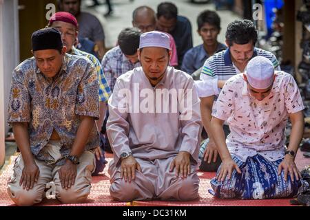 Bangkok, Thailand. 8. August 2013. Männer beten außerhalb während der Eid al-Fitr Gottesdienste in Haroon Moschee in Bangkok. Eid al-Fitr ist '' Festival brechen des Fastens,'' es nennt auch die geringeren Eid. Es ist ein wichtiger religiöser Feiertag von Moslems weltweit gefeiert, der markiert das Ende des Ramadan, der islamische heilige Monat des Fastens. Die religiösen Eid ist ein Tag und Muslime sind nicht gestattet, an diesem Tag zu fasten. Bildnachweis: ZUMA Press, Inc./Alamy Live-Nachrichten Stockfoto