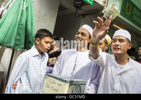 Bangkok, Thailand. 8. August 2013. Thai muslimische Männer bitten um Spenden für Haroon Moschee nach Eid al-Fitr-Services in der Moschee. Eid al-Fitr ist '' Festival brechen des Fastens,'' es nennt auch die geringeren Eid. Es ist ein wichtiger religiöser Feiertag von Moslems weltweit gefeiert, der markiert das Ende des Ramadan, der islamische heilige Monat des Fastens. Die religiösen Eid ist ein Tag und Muslime sind nicht gestattet, an diesem Tag zu fasten. Bildnachweis: ZUMA Press, Inc./Alamy Live-Nachrichten Stockfoto