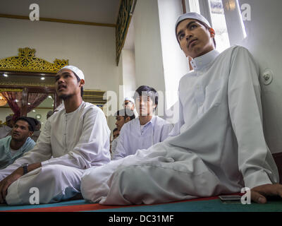 Bangkok, Thailand. 8. August 2013. Männer in den Gebetsraum in Haroon Moschee in Bangkok auf Eid al-Fitr. Eid al-Fitr ist '' Festival brechen des Fastens,'' es nennt auch die geringeren Eid. Es ist ein wichtiger religiöser Feiertag von Moslems weltweit gefeiert, der markiert das Ende des Ramadan, der islamische heilige Monat des Fastens. Die religiösen Eid ist ein Tag und Muslime sind nicht gestattet, an diesem Tag zu fasten. Bildnachweis: ZUMA Press, Inc./Alamy Live-Nachrichten Stockfoto