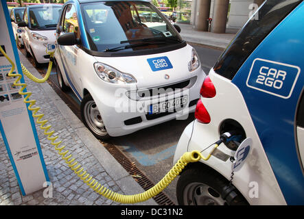 Eectric Autos (Smart für zwei) geparkt sind bei einer Vermietung und Ladestation von "Car2go", die ein Carsharing-Unternehmen Daimler in einer Straße in Berlin am Potsdamer Platz (Potsdamer Platz) im Juli 2013 im Besitz ist. Foto: Wolfram Steinberg dpa Stockfoto