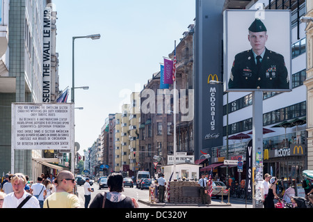 US Army Checkpoint Charlie Berlin Deutschland Wahrzeichen Stockfoto