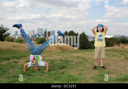 2 Brüder tun Handstand im Park. Stockfoto