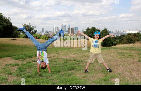 2 Brüder tun Handstand im Park. Stockfoto