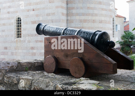 kleine Kanonen an der Stelle des alten Forts in alte Stadt von Budva in Montenegro Stockfoto