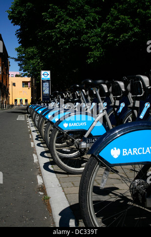 Barclays Cycle Hire Fahrräder geparkt in der Docking-Station an der Tyers Tor, Bermondsey, London, UK Stockfoto