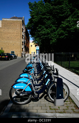 Barclays Cycle Hire Fahrräder geparkt in der Docking-Station an der Tyers Tor, Bermondsey, London, UK Stockfoto