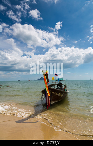 Traditionellen Fähren am Strand von Ao Nang in Krabi Provinz, Thailand Stockfoto