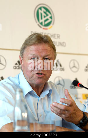 Frankfurt Main, Deutschland. 8. August 2013. Neue U21-National Head Coach Horst Hrubesch spricht auf einer Pressekonferenz in der Zentrale des deutschen Fußball-Bundes in Frankfurt Main, Deutschland, 8. August 2013. Löw kündigte den Kader für das Länderspiel gegen Paraguay. Foto: FRANK RUMPENHORST/Dpa/Alamy Live News Stockfoto