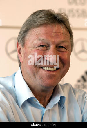 Frankfurt Main, Deutschland. 8. August 2013. Neue U21-National Head Coach Horst Hrubesch spricht auf einer Pressekonferenz in der Zentrale des deutschen Fußball-Bundes in Frankfurt Main, Deutschland, 8. August 2013. Löw kündigte den Kader für das Länderspiel gegen Paraguay. Foto: FRANK RUMPENHORST/Dpa/Alamy Live News Stockfoto