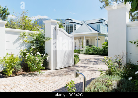 Auffahrt mit offenen Tor zum Luxus-Haus Stockfoto