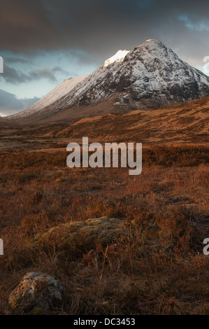 Buachaille Etive Beag in Glencoe Schottland mit frühen Schnee im winter Stockfoto