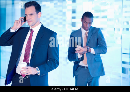 Geschäftsleute in lobby Stockfoto