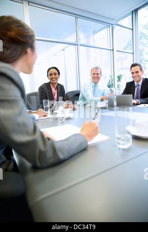 Lächelnde Geschäftsleute treffen im Konferenzraum Stockfoto