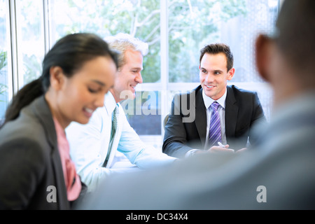 Lächelnde Geschäftsleute in treffen Stockfoto