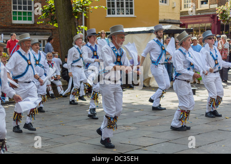 Eine Gruppe von Männern Morris Dancing in York, Großbritannien; ein traditioneller Volkstanz-Erbe Stockfoto