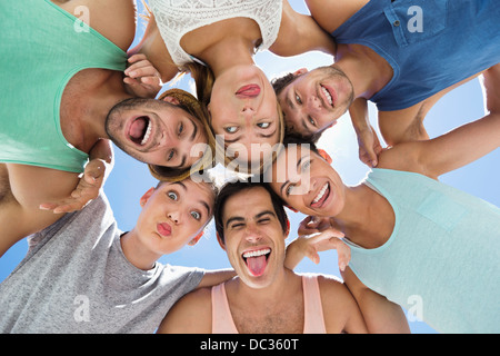 Niedrigen Winkel Porträt von Freunden Grimassen Stockfoto