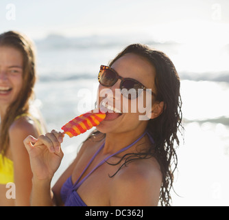 Porträt der glückliche Frau aromatisierte Eis genießen Stockfoto