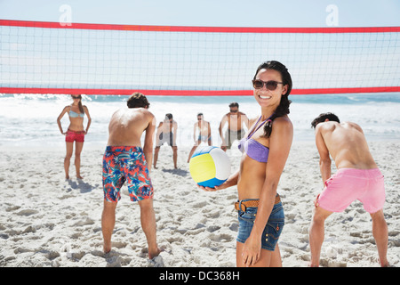 Porträt der lächelnde Frau, Beach-Volleyball mit Freunden spielen Stockfoto