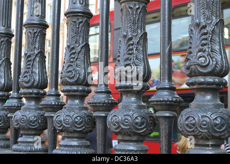 Blick durch Geländer im British Museum mit London Bus vorbei. Stockfoto