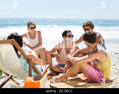 Freunde am Strand rumhängen Stockfoto