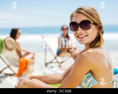 Porträt von lächelnden Frau am Strand Stockfoto