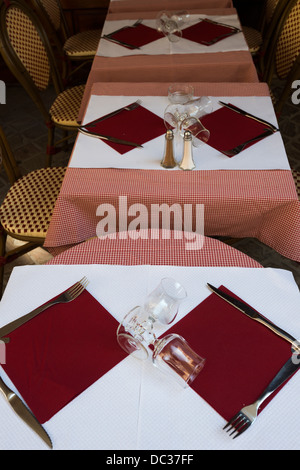 Klassische Tabelleneinstellungen im Restaurant in Chartres, Frankreich Stockfoto