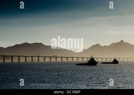 Schiffe ankerten an der Guanabara-Bucht, Rio De Janeiro, Brasilien, in der Nähe von Rio-Niteroy-Brücke. Stockfoto