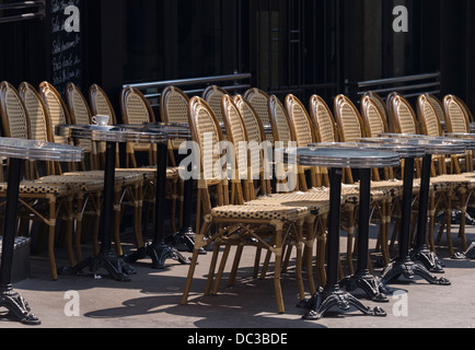 Traditionelle Tische und Stühle auf dem Bürgersteig in Paris café Stockfoto