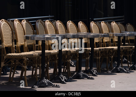 Traditionelle Tische und Stühle auf dem Bürgersteig in Paris café Stockfoto