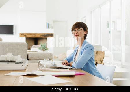 Porträt von zuversichtlich Architekt am Reißbrett Stockfoto