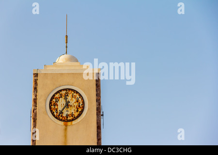 Alte rostige Stadt Turmuhr in Oia Santorini in Griechenland Stockfoto