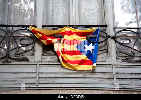 Verdreht (Estelada) katalanische Unabhängigkeit Flagge draußen Wohnung hängen. Stockfoto