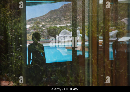 Schatten der Frau, die am pool Stockfoto