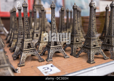 Modelle der Eiffelturm in Paris verkauft Stockfoto
