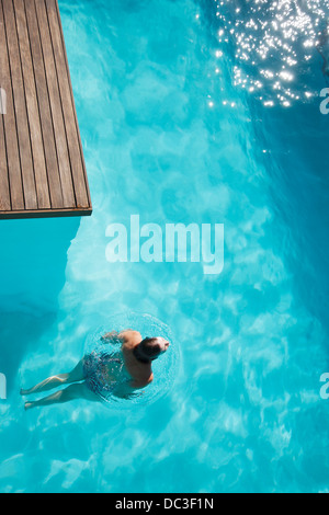 Frau im Schwimmbad Stockfoto