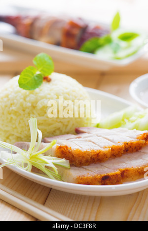 Siu Yuk oder gebratene Schweinefleisch im chinesischen Stil, serviert mit Reis. Hong Kong chinesische Küche. Stockfoto