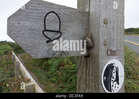 Schnecke auf Pembrokeshire Coastal Path gefährlichen Klippen Wegweiser. Stockfoto