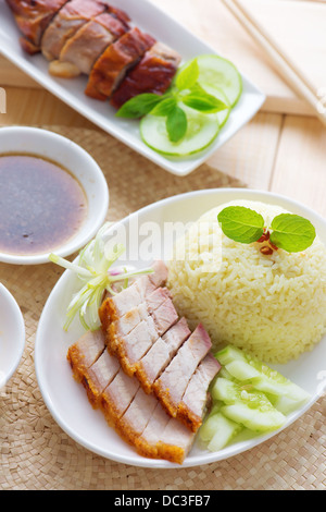 Siu Yuk oder knusprig gebratenen Schweinebauch im chinesischen Stil und gebratene Ente, serviert mit Reis. Singapur chinesische Küche. Stockfoto