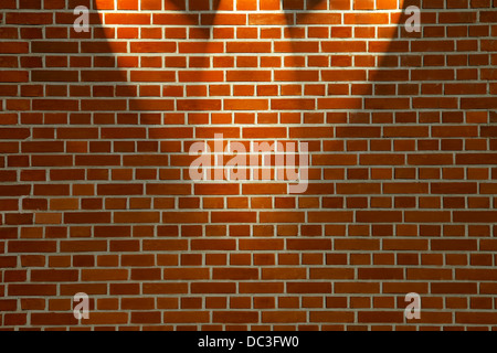 Rote Ziegel Wand Hintergrund mit Lichtstrahlen. Stockfoto