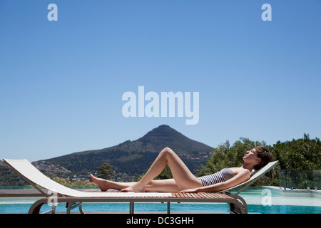 Frau Sonne Lounge Stuhl am Pool Stockfoto