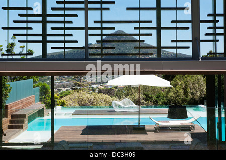 Modernes Haus mit Blick auf pool Stockfoto