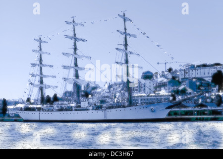 Ein abstraktes Aquarell Gemälde zeigt ein Boot am Ufer Stockfoto